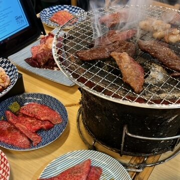炭火焼肉居酒屋 肉鮮問屋25-89 新宿西口店（黒毛和牛食べ放題）